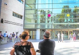 La puerta principal de la Ciudad de la Justicia donde se investiga la trama.