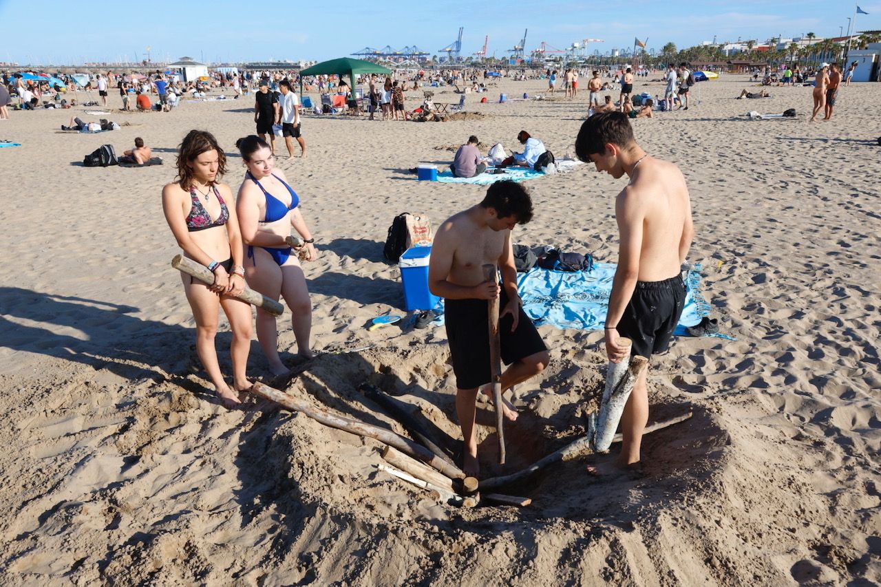 La noche de San Juan en Valencia, en imágenes