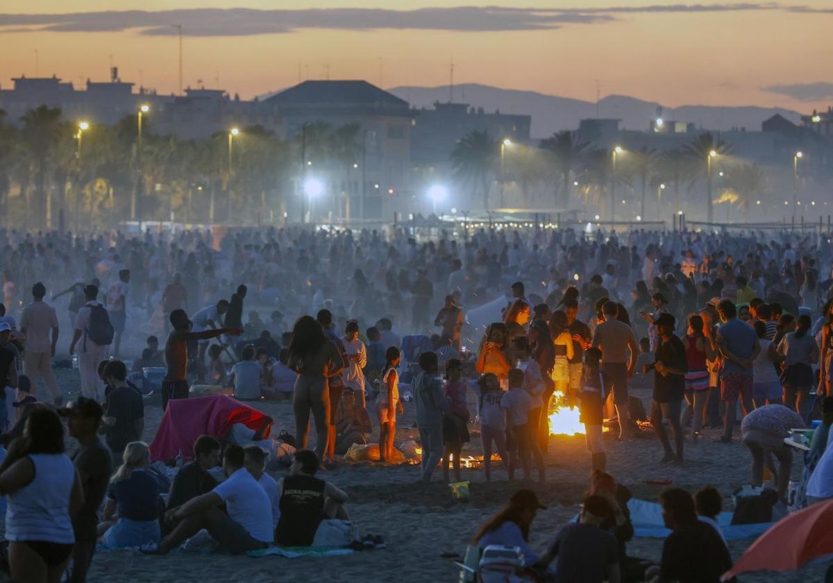 Celebración de San Juan en una playa valenciana.