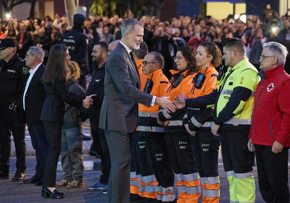 Imagen principal - Arriba, en la visita de los Reyes tras el incendio que asoló un edificio de Campanar, en febrero de este año. A la izquierda, en los premios Rei Jaume I y a la derecha, en el inicio de las obras de la gigafactoría de baterías de PowerCo de Sagunto.