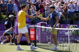 Jack Draper y Carlos Alcaraz se saludan al final del partido que ganó el primero, en Queen's.