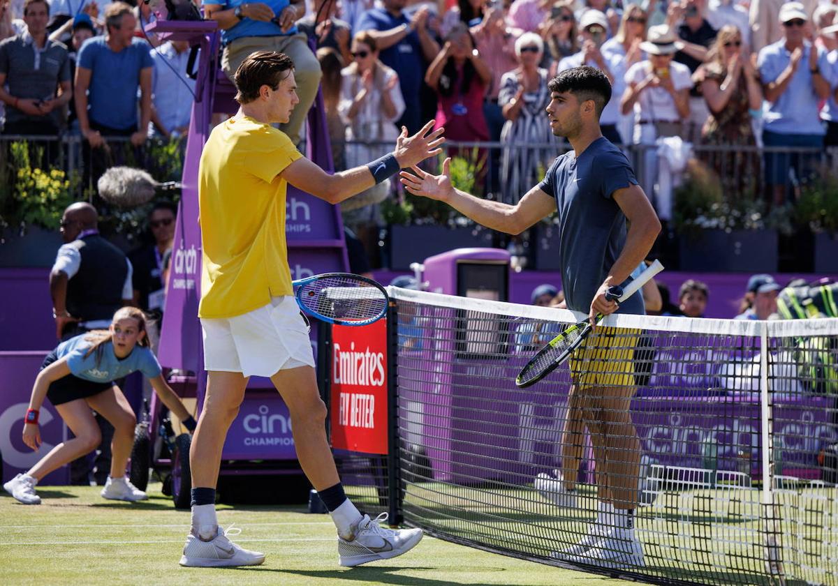 Jack Draper y Carlos Alcaraz se saludan al final del partido que ganó el primero, en Queen's.