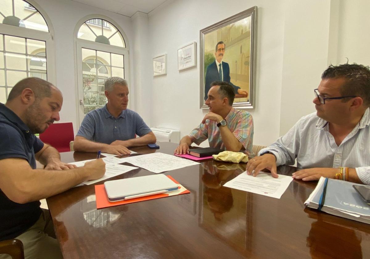 El alcalde en la reunión en el consistorio.