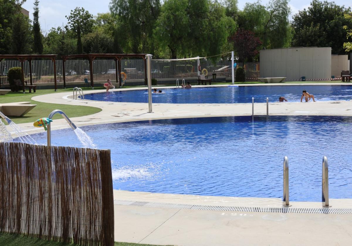 El Ayuntamiento inaugura la piscina con mejoras importantes
