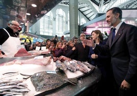 Visita al Mercado Central de los Reyes por la visita a Valencia para entregar los Premios Rei Jaume I en 2016.