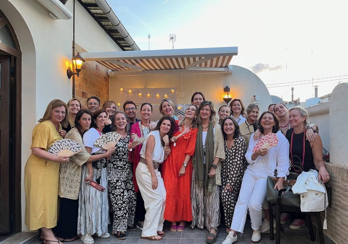 Asistentes al cóctel en la terraza de Olga Rodríguez Mayordomo.