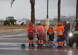 Los operarios recogen la basura tras la noche de San Juan.