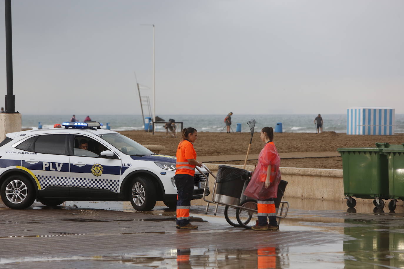 Fotos de la limpieza de basura en Valencia tras un San Juan multitudinario