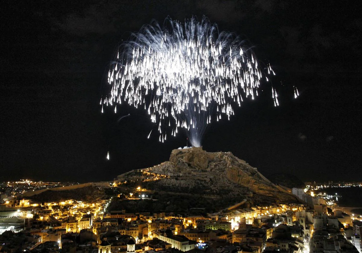 Horario y desde dónde ver la palmera gigante con la que empieza la Nit de la Cremà de las Hogueras de Alicante 2024