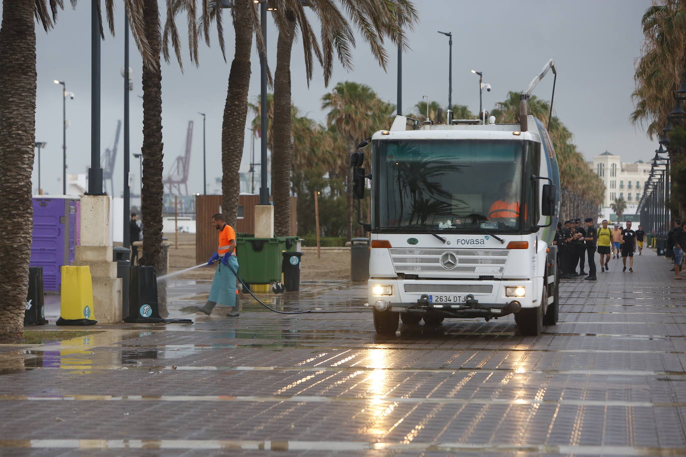 Fotos de la limpieza de basura en Valencia tras un San Juan multitudinario