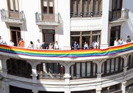 Bandera con los colores LGTBI, en los despachos del grupo municipal socialista de Valencia.