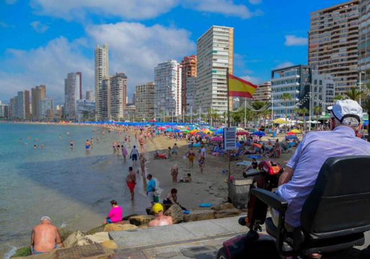 La celebración de la Policía Local de Benidorm ante una insólita devolución: «Viva la gente buena»