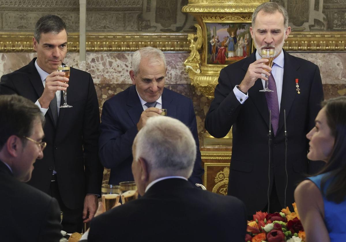 Pedro Sánchez y Felipe VI brindan durante el almuerzo con motivo del décimo aniversario de la proclamación del rey.