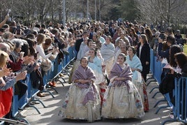 Indumentaria oficial de las falleras myores de Valencia y las cortes de 2024, en la mascletà celebrada en Madrid.