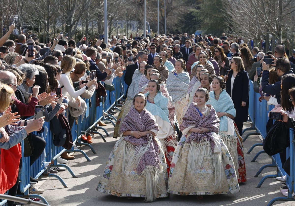 Indumentaria oficial de las falleras myores de Valencia y las cortes de 2024, en la mascletà celebrada en Madrid.