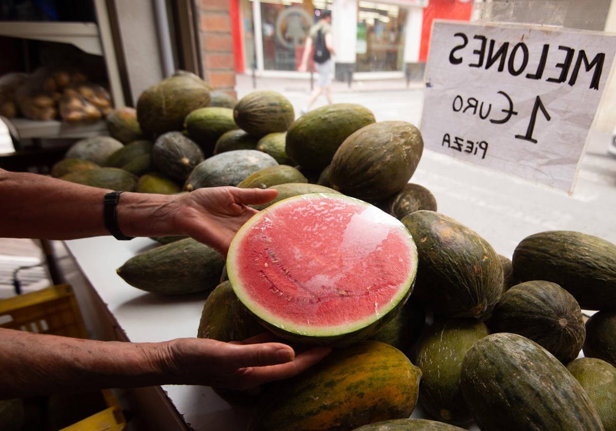 Sandias y melones a la venta en una tienda.