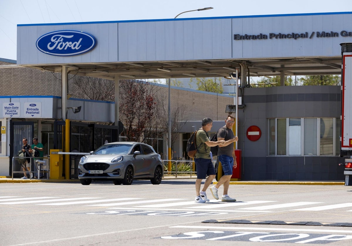 Dos trabajadores salen de la fábrica de Ford en Almussafes.