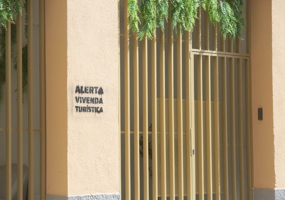 Pintadas en un piso turísticos del barrio de Monteolivete.