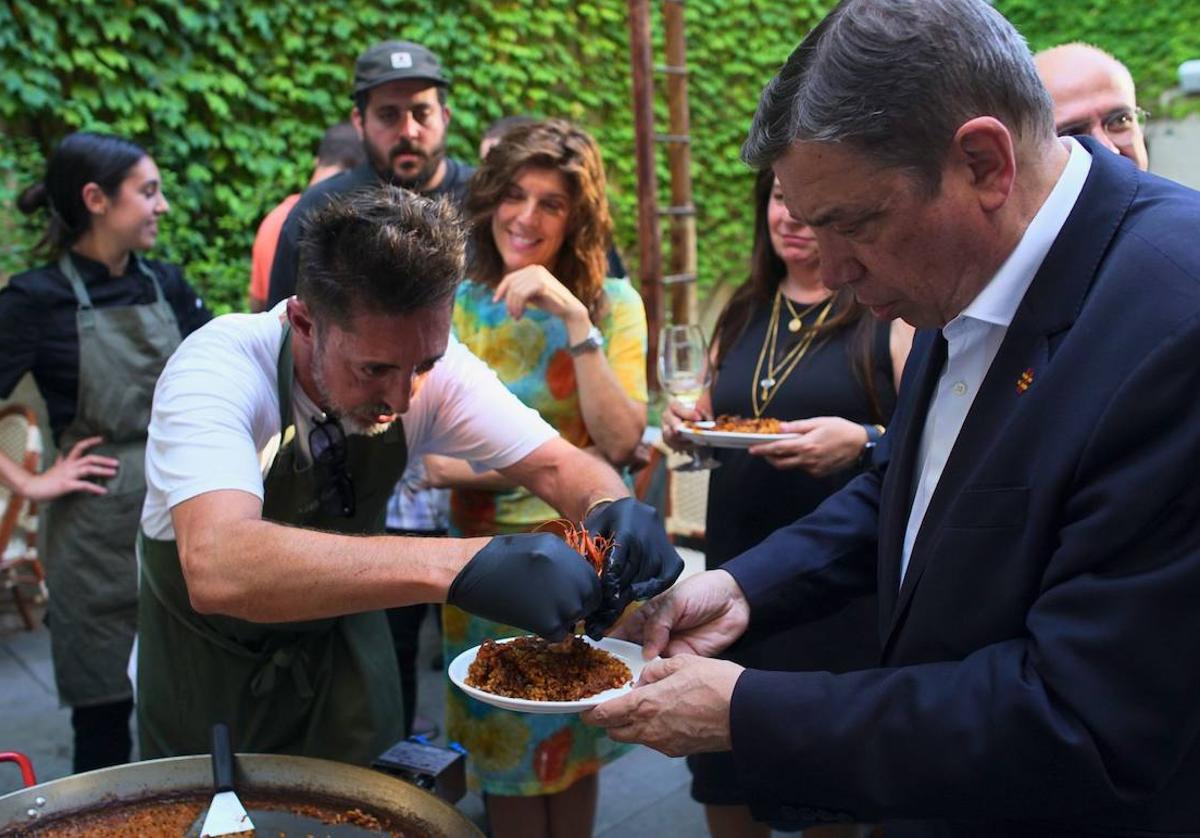 El arrocero Edu Torres con el ministro de Agricultura Luis Planas.