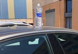 ¿Qué significa una botella en el techo de un coche aparcado?