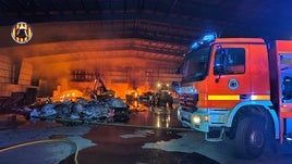 Momento de la actuación de los bomberos en la planta de reciclaje incendiada.