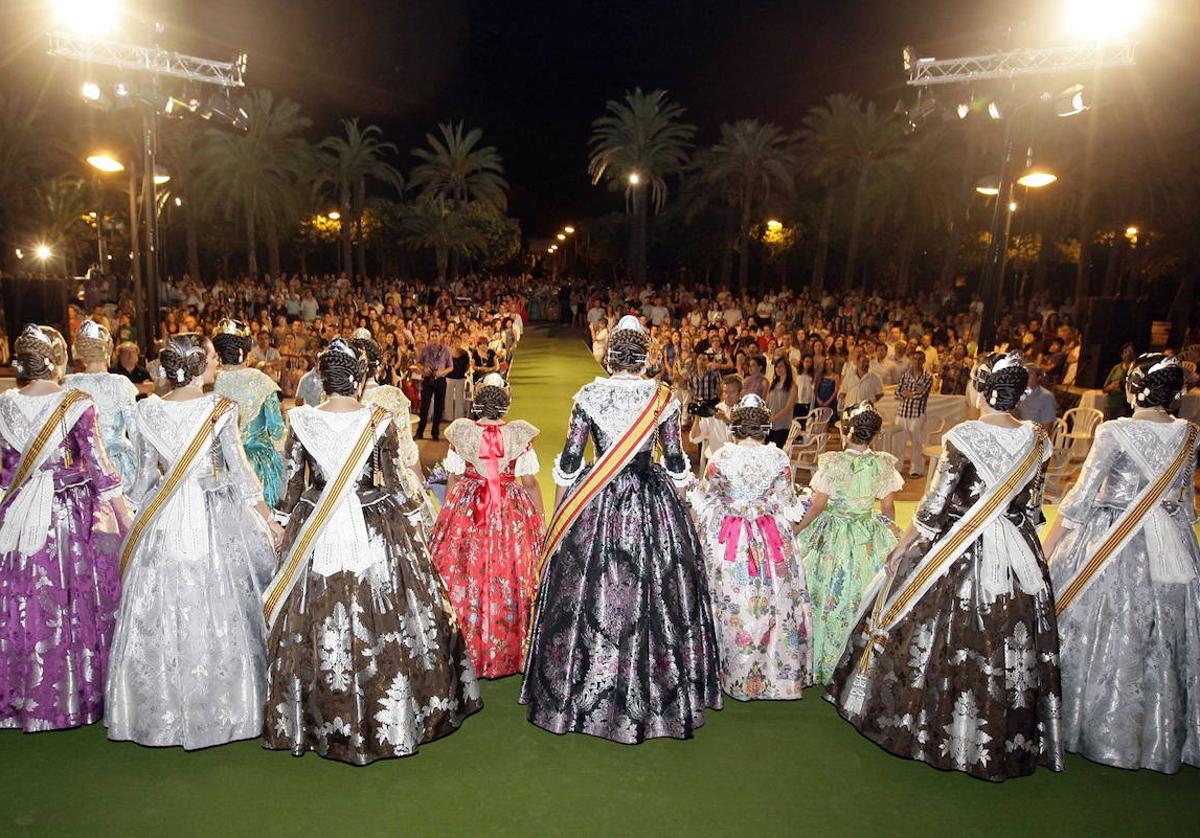 Preselecciones falleras ante el Palau de la Música.