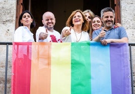 La delegada del Gobierno en la Comunitat, Pilar Bernabé, durante la cuelga de bandera arcoíris en el Palacio del Temple.