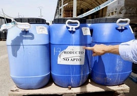 Tres bidones con aceitunas inmovilizados por la Guardia Civil.