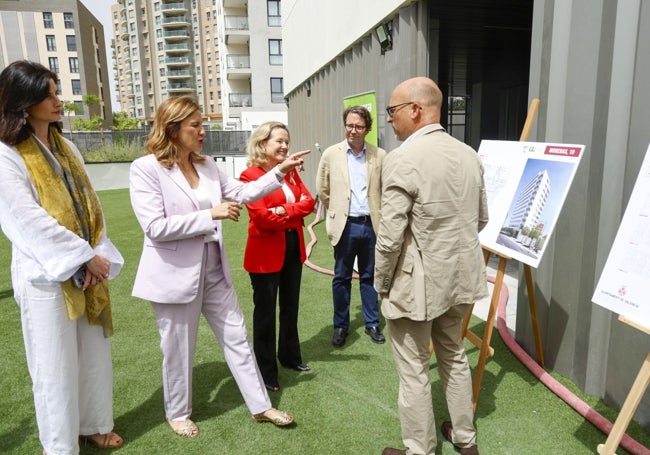 Visita de Calviño y Catalá, a las bras de la finca con pisos de alquiler asequible de Las Moreras.