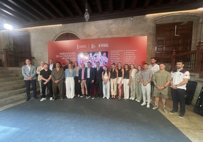 Foto de familia de los deportistas olímpicos con las autoridades.