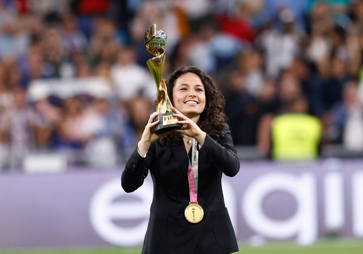 Ivana Andrés muestra la copa de campeona del Mundo.