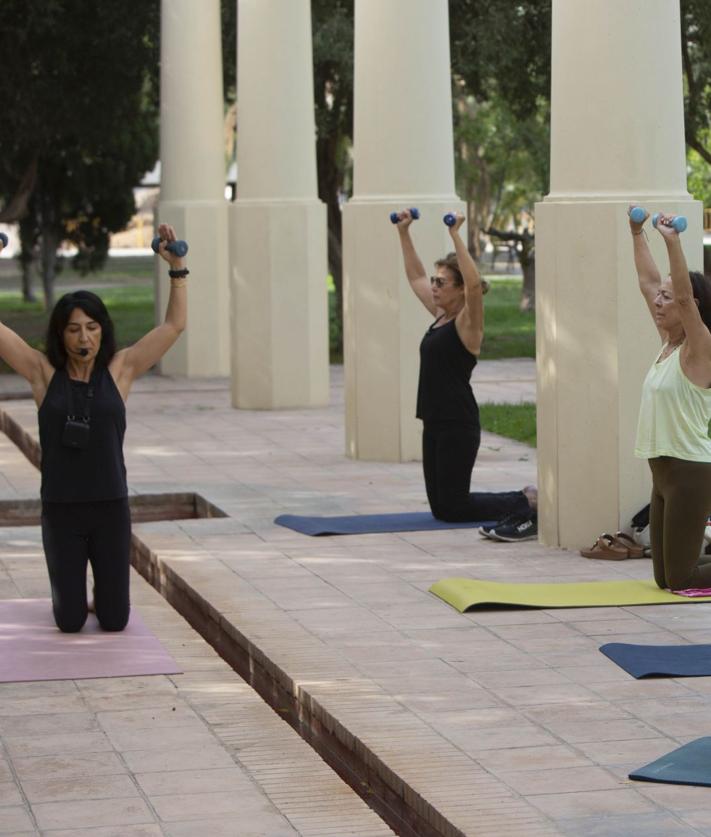 Imagen secundaria 2 - Clase de Potipilates en el río Turia, en Valencia.