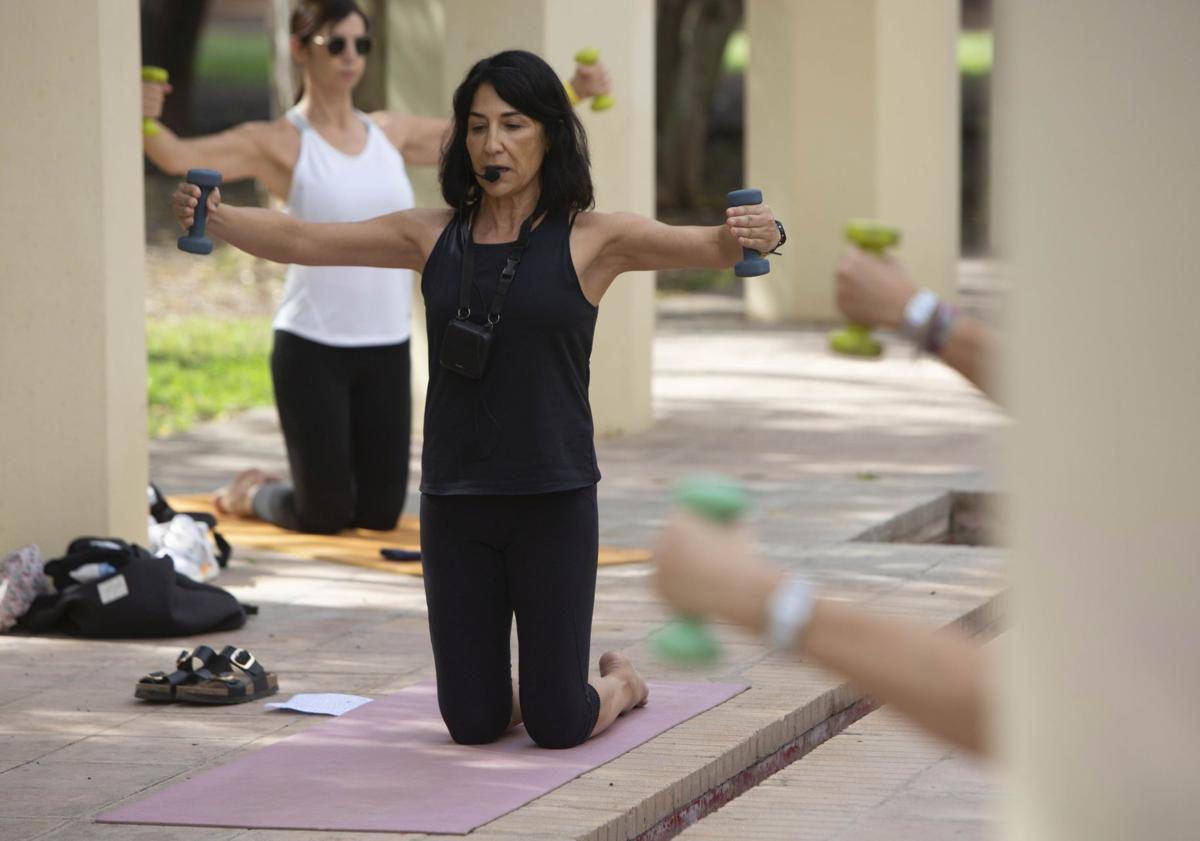 Imagen principal - Clase de Potipilates en el río Turia, en Valencia.