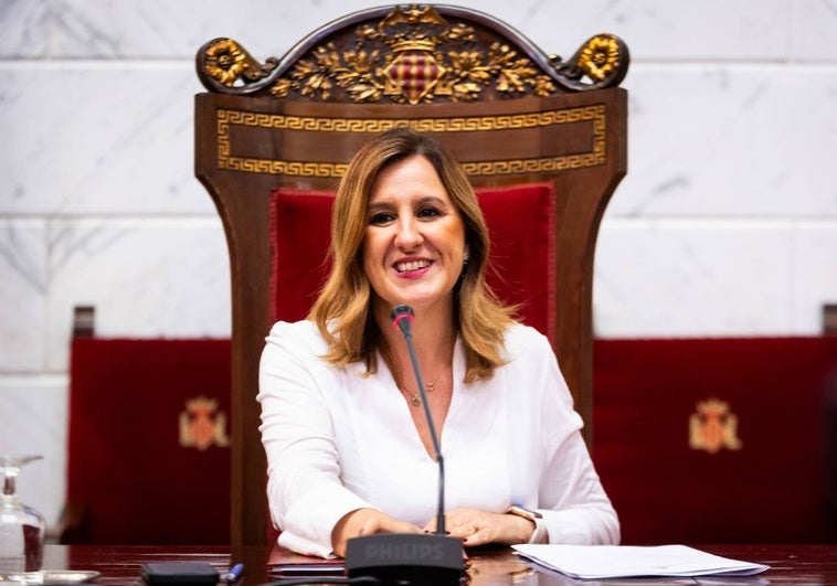 La alcaldesa de Valencia, María José Catalá, preside el pleno del Ayuntamiento.