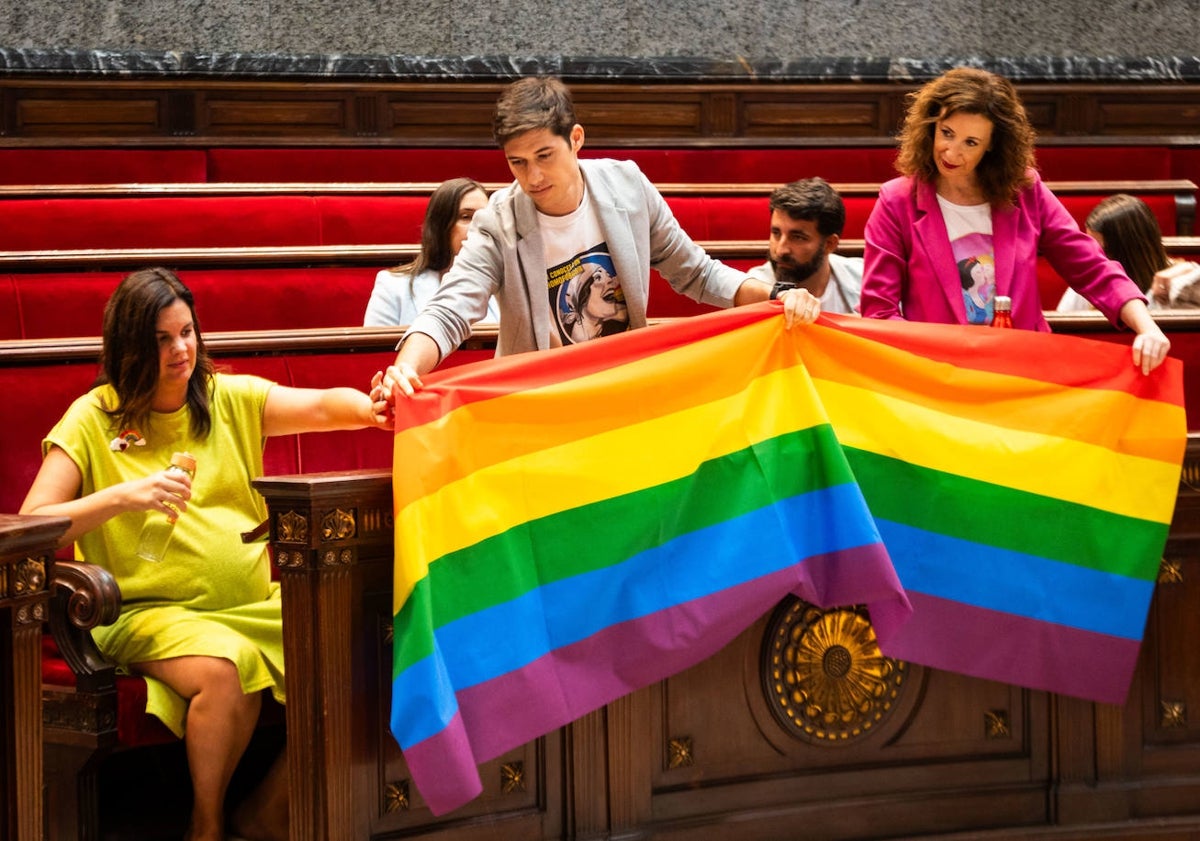 Imagen principal - Lío con las banderas LGTBI en el pleno del Ayuntamiento