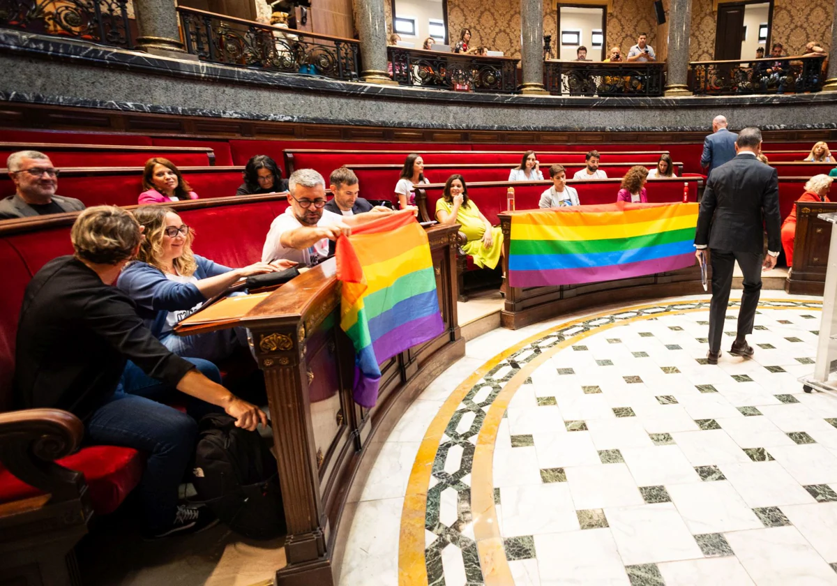 La cuestión LGTBI y Vox tensan el pleno más bronco del mandato en el Ayuntamiento de Valencia