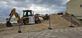 Maquinaria en la playa para aportar la arena.