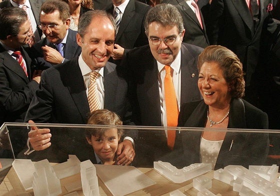 Francisco Camps, Juan Soler y Rita Barberá, ante el boceto del nuevo Mestalla, en la Ciudad de las Artes y las Ciencias, un 10 de noviembre de 2006.