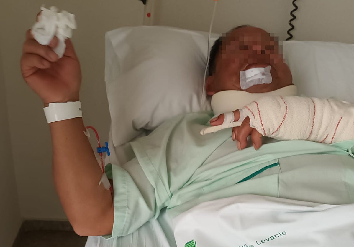 La víctima en una cama Hospital Intermutual de Levante.