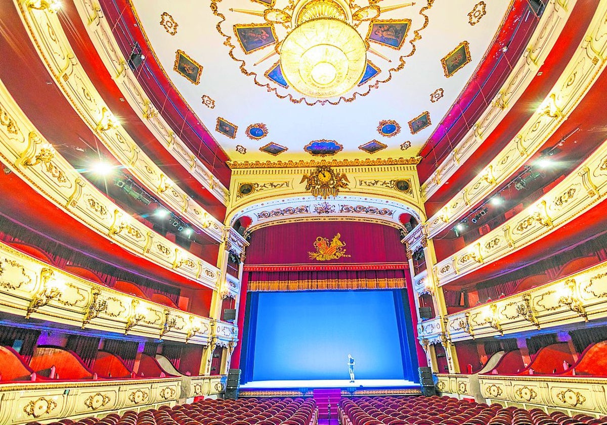 Imagen principal - Los secretos ocultos en los techos de los teatros valencianos.