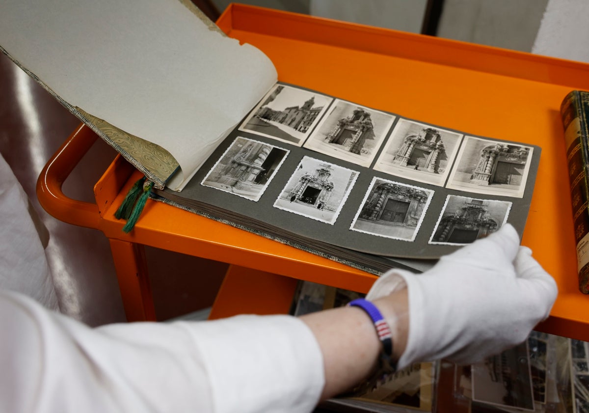 Imagen principal - Detalle de un álbum fotográfico de la colección de arquitectos Antonio Gómez; debajo otras páginas del Tirant Lo Blanc y una página del Libro de Honor que recoge la inauguración del cuarto curso de la institución Alfonso El Magnánimo en el Paraninfo de la Universidad, el 13 enero 1952.