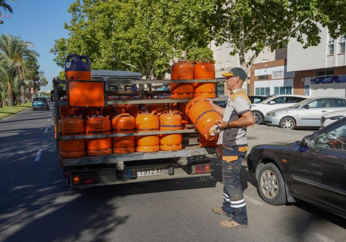 Un trabajador carga una bombona de butano.