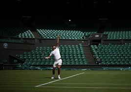 Alcaraz entrena en Wimbledon.