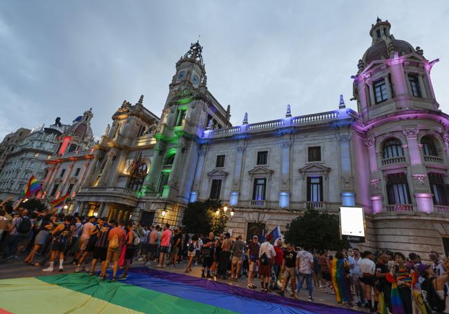 El ayuntamiento de Valencia, iluminado.