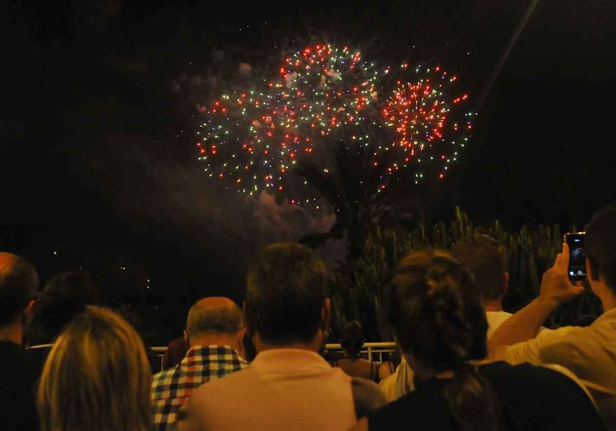 Los fuegos artificiales en el Cocó, el Coso Multicolor y la ‘Muixeranga’ cierran las Hogueras de Alicante