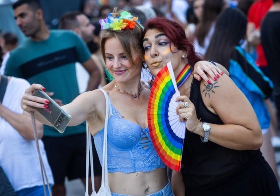 Dos participantes en la marcha de Valencia.