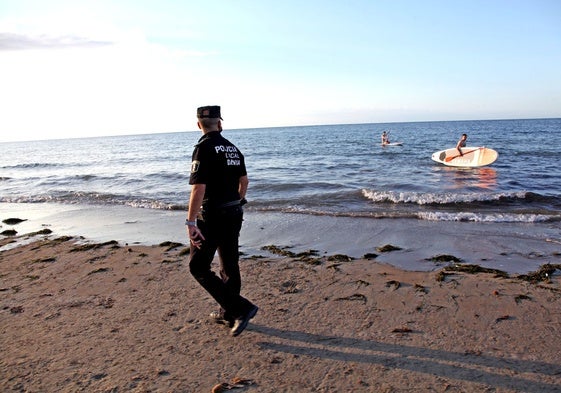 Un agente de la Policía Local de Dénia en la playa Punta del Raset.