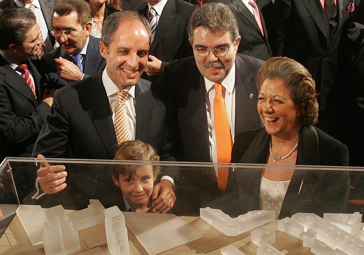 Francisco Camps, Juan Soler y Rita Barberá, ante el boceto del nuevo Mestalla, en la Ciudad de las Artes y las Ciencias, un 10 de noviembre de 2006.