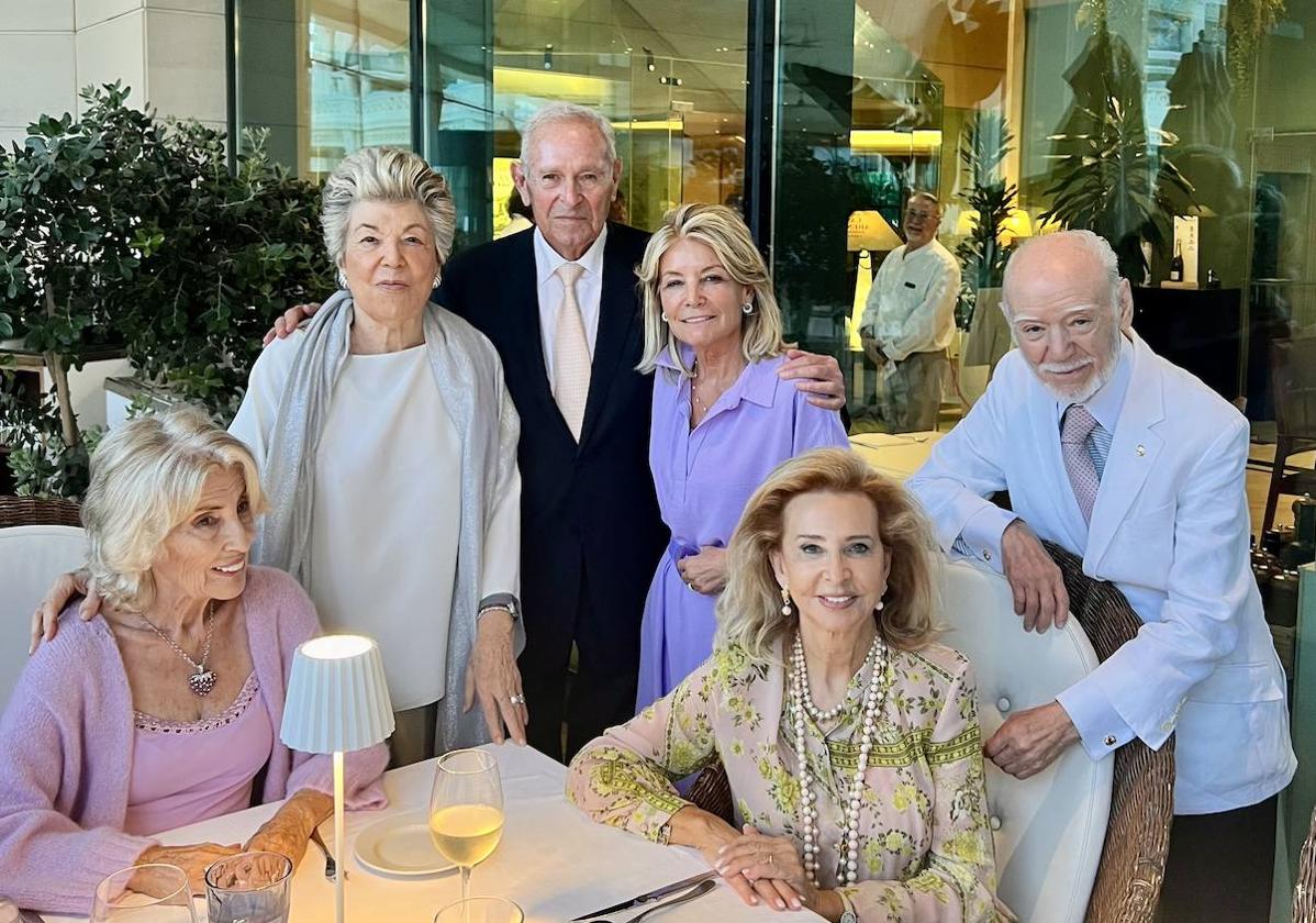 Mayrén Beneyto junto a Cristina Yanes, madre de la novia (de morado de pie), sus padres, Manuela y Jesús, y unos amigos el viernes en Las Arenas.