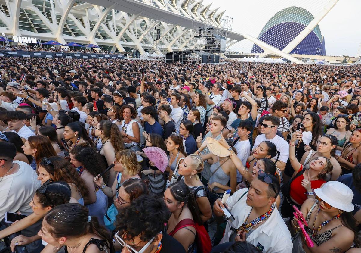 Una multitudinaria segunda jornada ha llenado de música urbana el Bigsound de Valencia.